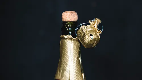 Ouverture des huitres ou du champagne... Attention aux accidents...